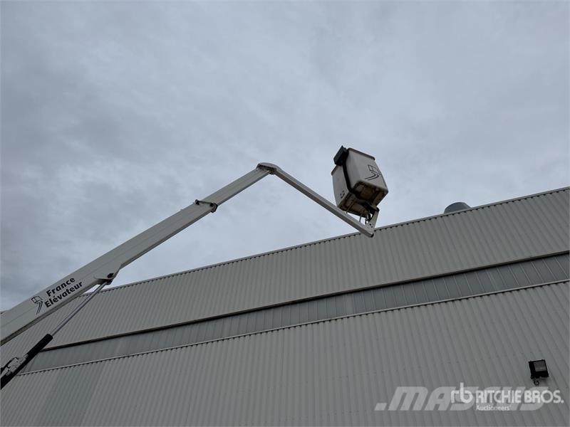 Renault 121F 10 m on Renault Master Camion Nacelle Bucket 车载式高空作业车