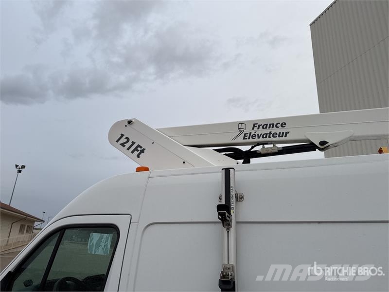 Renault 121F 10 m on Renault Master Camion Nacelle Bucket 车载式高空作业车