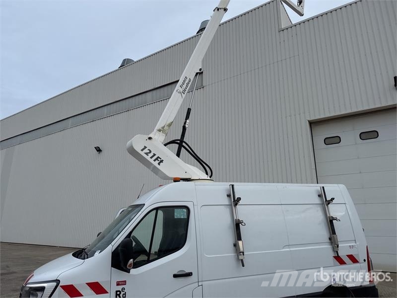 Renault 121F 10 m on Renault Master Camion Nacelle Bucket 车载式高空作业车