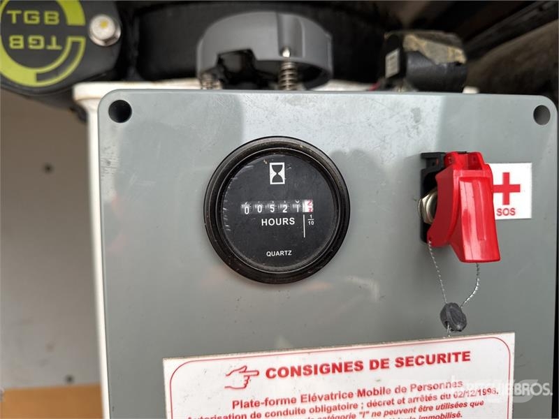 Renault 121F 10 m on Renault Master Camion Nacelle Bucket 车载式高空作业车