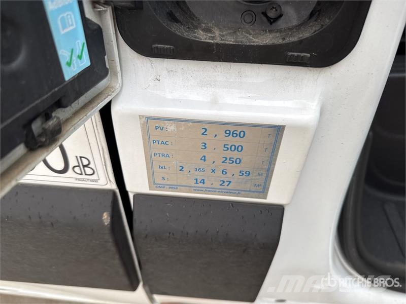 Renault 121F 10 m on Renault Master Camion Nacelle Bucket 车载式高空作业车