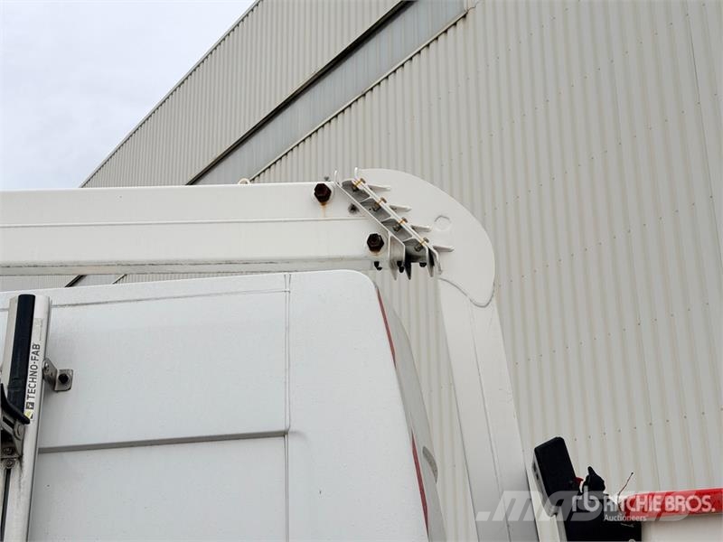 Renault 121F 10 m on Renault Master Camion Nacelle Bucket 车载式高空作业车