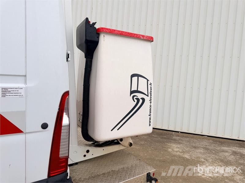 Renault 121F 10 m on Renault Master Camion Nacelle Bucket 车载式高空作业车