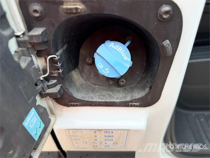 Renault 121F 10 m on Renault Master Camion Nacelle Bucket 车载式高空作业车