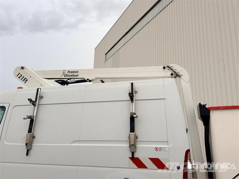 Renault 121F 10 m on Renault Master Camion Nacelle Bucket 车载式高空作业车