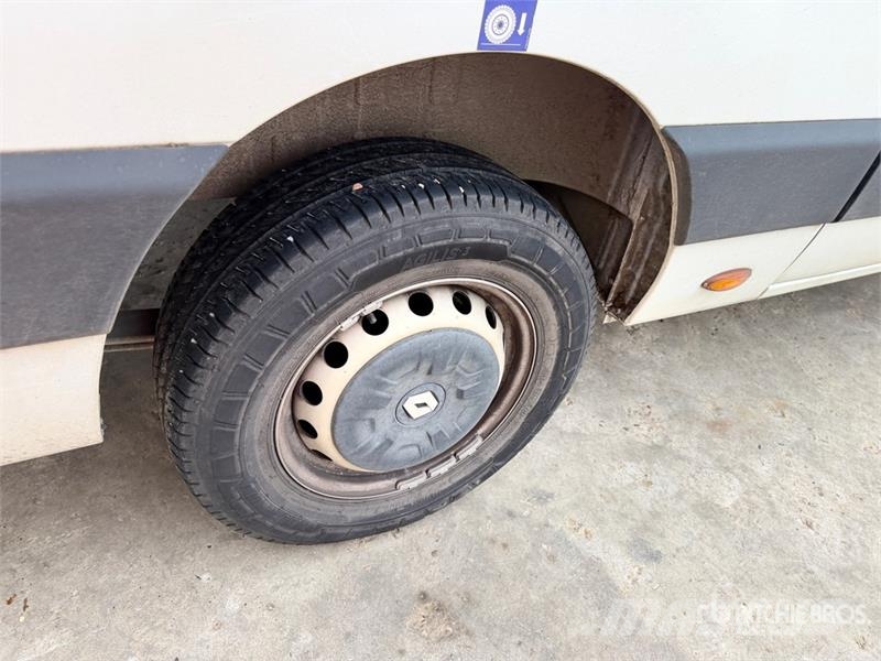 Renault 121F 10 m on Renault Master Camion Nacelle Bucket 车载式高空作业车