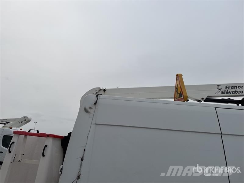 Renault 121F 10 m on Renault Master Camion Nacelle Bucket 车载式高空作业车