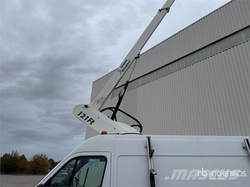 Renault 121F 10 m on Renault Master Camion Nacelle Bucket 车载式高空作业车