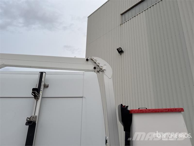 Renault 121F 10 m on Renault Master Camion Nacelle Bucket 车载式高空作业车