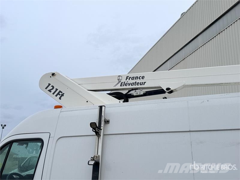 Renault 121F 10 m on Renault Master Camion Nacelle Bucket 车载式高空作业车