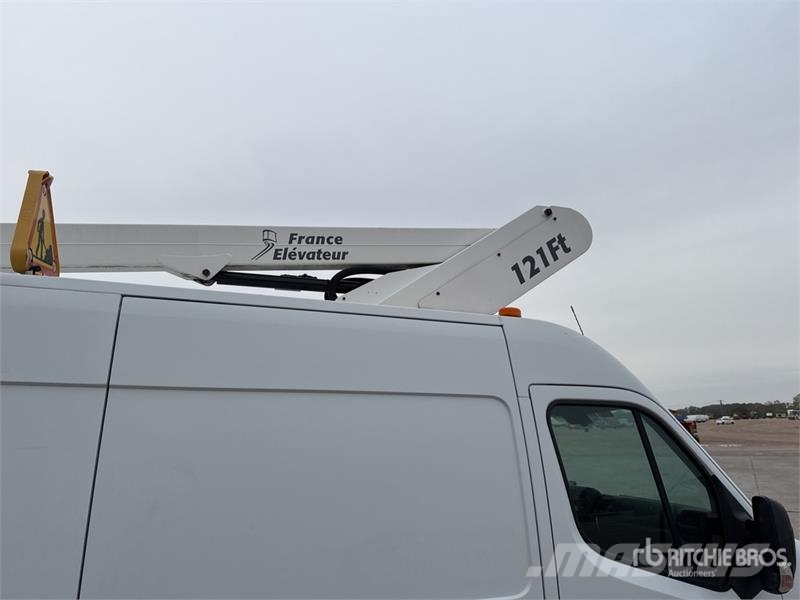 Renault 121F 10 m on Renault Master Camion Nacelle Bucket 车载式高空作业车
