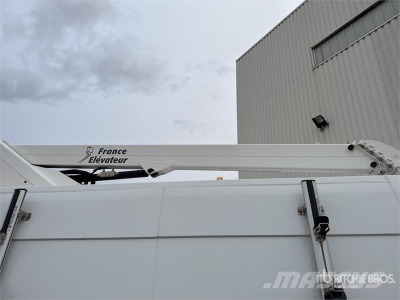 Renault 121F 10 m on Renault Master Camion Nacelle Bucket 车载式高空作业车