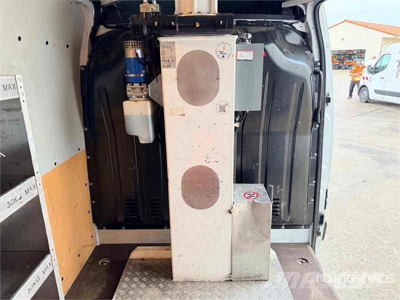 Renault 121F 10 m on Renault Master Camion Nacelle Bucket 车载式高空作业车