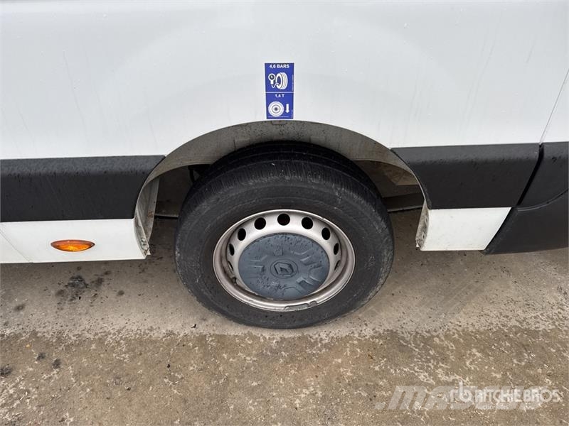 Renault 121F 10 m on Renault Master Camion Nacelle Bucket 车载式高空作业车