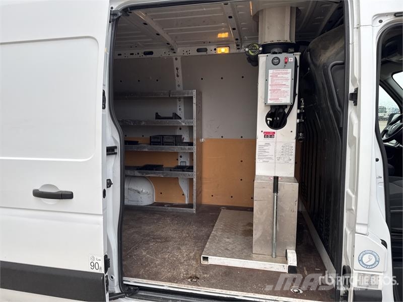 Renault 121F 10 m on Renault Master Camion Nacelle Bucket 车载式高空作业车