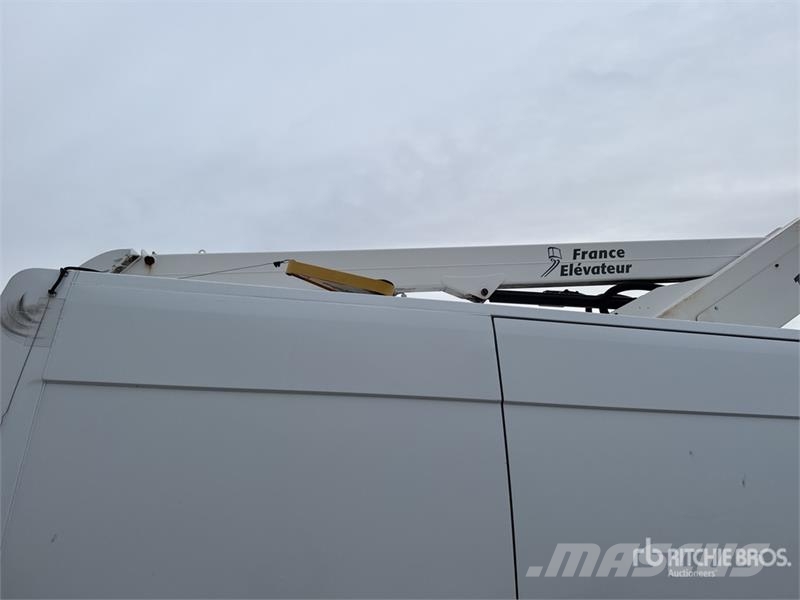 Renault 121FT 10 m on Renault Master Camion Nacelle Bucket 车载式高空作业车