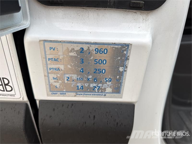 Renault 121FT 10 m on Renault Master Camion Nacelle Bucket 车载式高空作业车