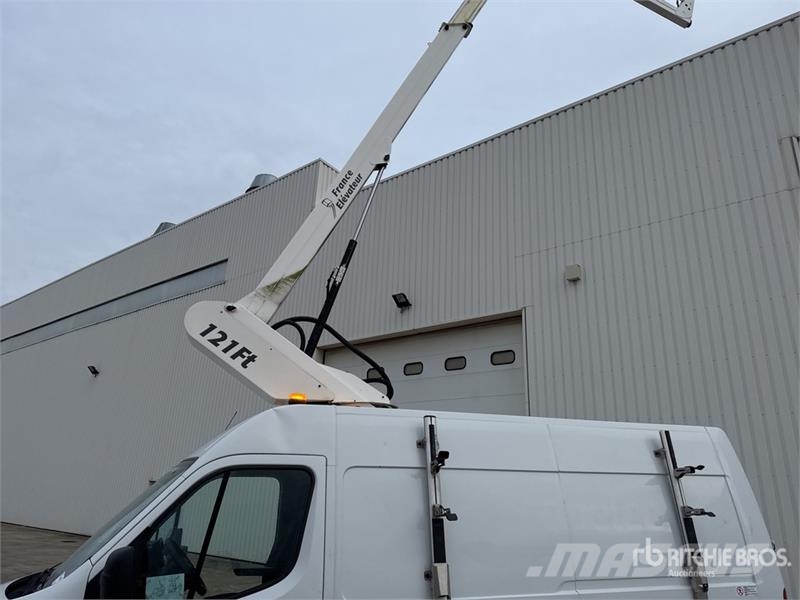 Renault 121FT 10 m on Renault Master Camion Nacelle Bucket 车载式高空作业车