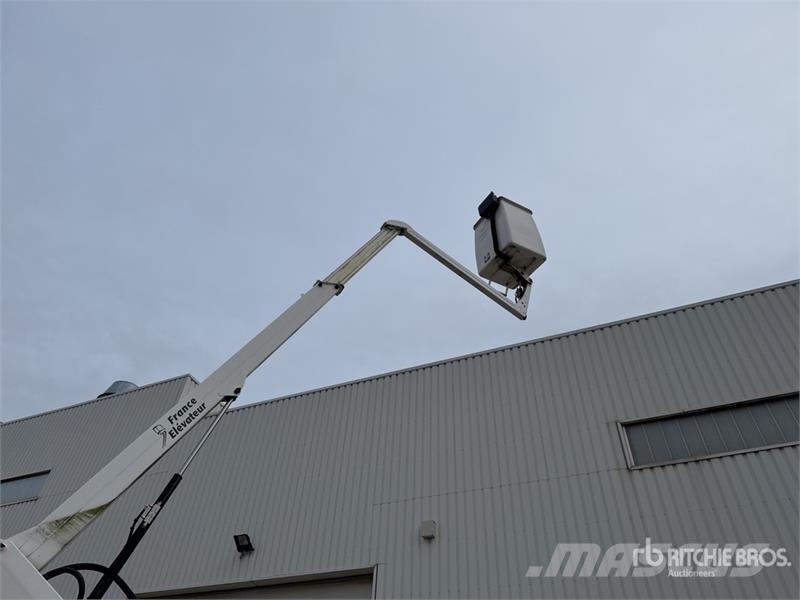 Renault 121FT 10 m on Renault Master Camion Nacelle Bucket 车载式高空作业车