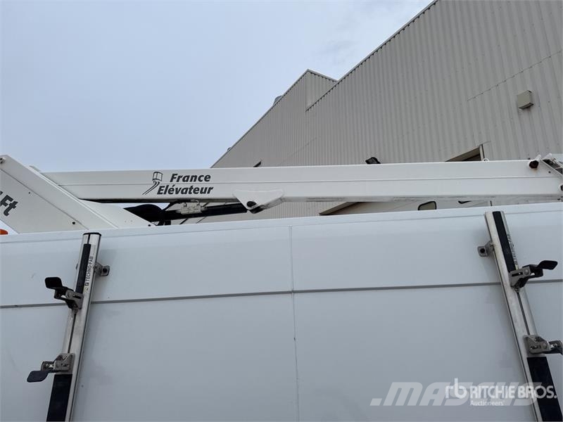 Renault 121FT 10 m on Renault Master Camion Nacelle Bucket 车载式高空作业车