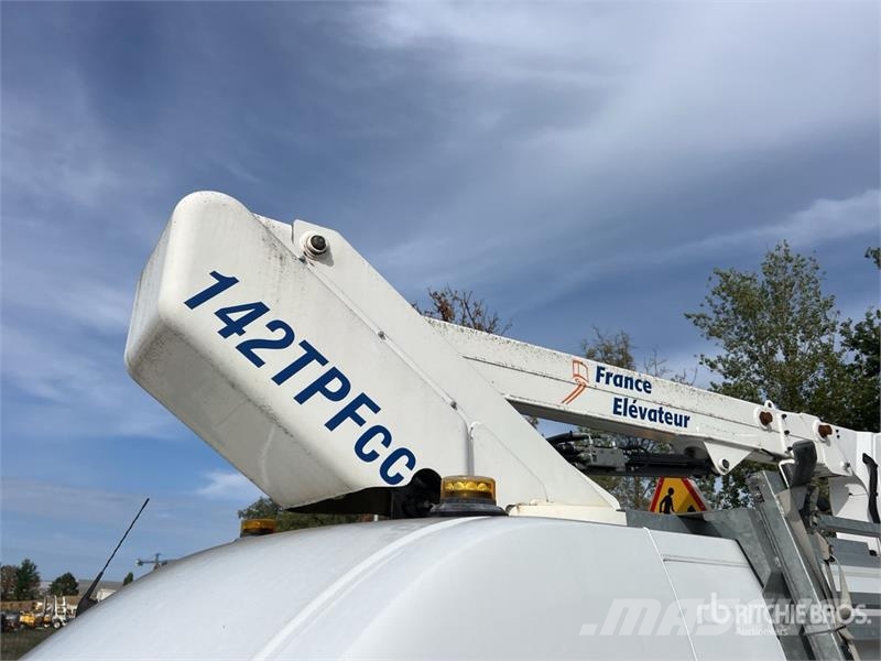 Renault 142TPF 11.9 m on Renault Master Camion Nacelle Buc المنصات الهوائية المثبتة على شاحنة