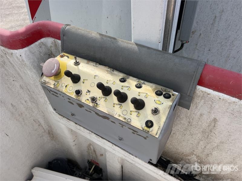 Renault 142TPF 11.9 m on Renault Master Camion Nacelle Buc المنصات الهوائية المثبتة على شاحنة