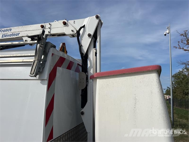 Renault 142TPF 11.9 m on Renault Master Camion Nacelle Buc المنصات الهوائية المثبتة على شاحنة