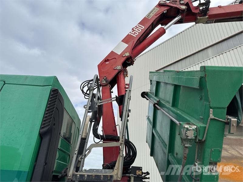 Renault 1560 3475 kg on Renault Kerax 410 DXi 8x4 Camion B Crane trucks