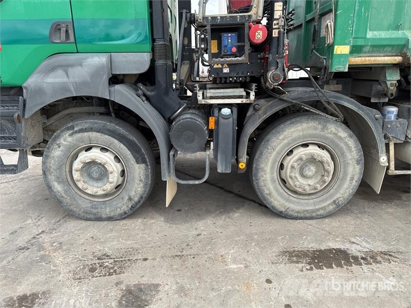 Renault 1560 3475 kg on Renault Kerax 410 DXi 8x4 Camion B Crane trucks