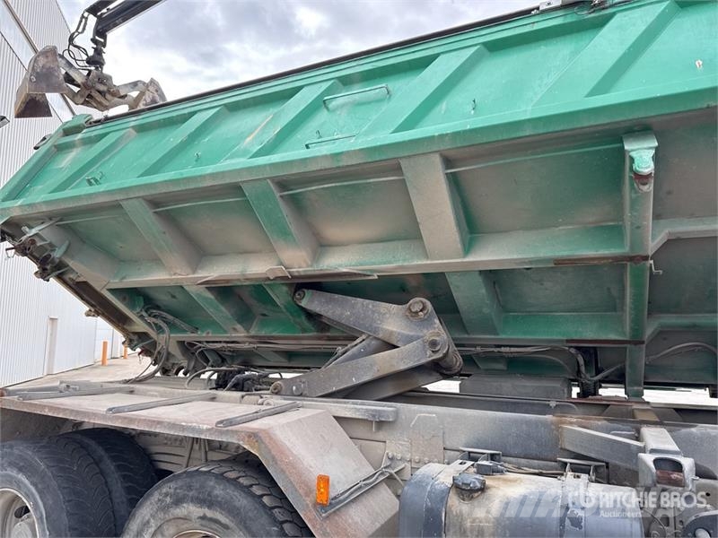 Renault 1560 3475 kg on Renault Kerax 410 DXi 8x4 Camion B Crane trucks
