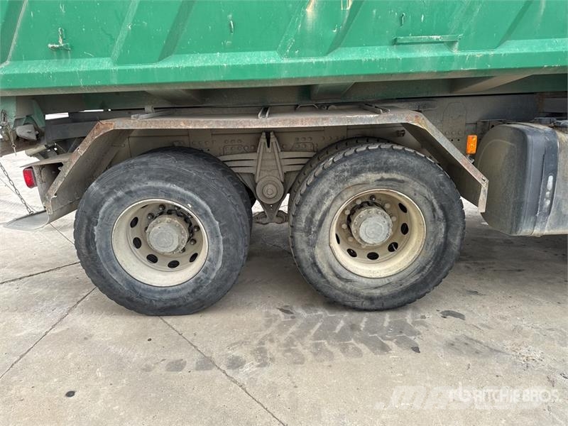 Renault 1560 3475 kg on Renault Kerax 410 DXi 8x4 Camion B Crane trucks