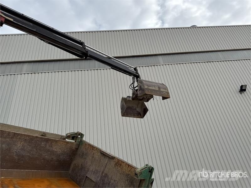 Renault 1560 3475 kg on Renault Kerax 410 DXi 8x4 Camion B Crane trucks