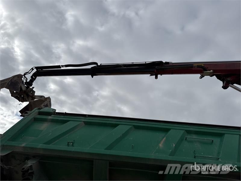Renault 1560 3475 kg on Renault Kerax 410 DXi 8x4 Camion B Crane trucks