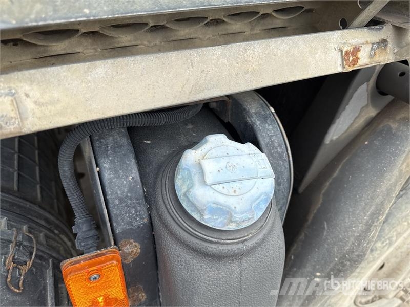 Renault 1560 3475 kg on Renault Kerax 410 DXi 8x4 Camion B Crane trucks