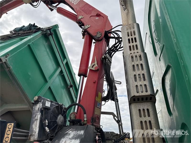 Renault 1560 3475 kg on Renault Kerax 410 DXi 8x4 Camion B Crane trucks