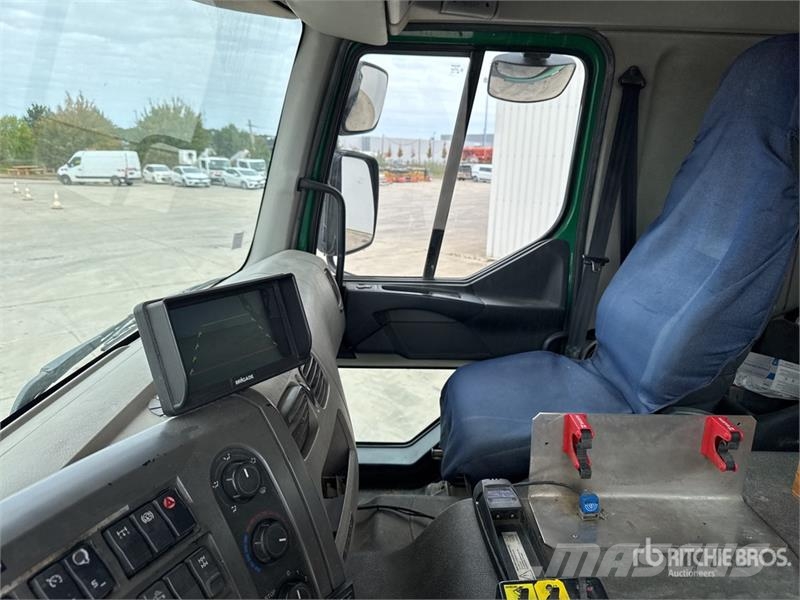Renault 1560 3475 kg on Renault Kerax 410 DXi 8x4 Camion B Crane trucks