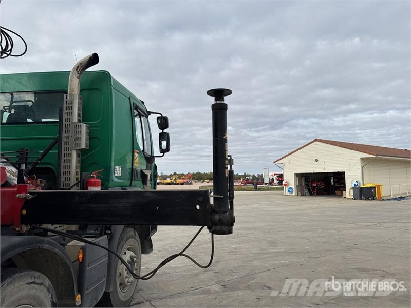 Renault 1560 3475 kg on Renault Kerax 410 DXi 8x4 Camion B Crane trucks