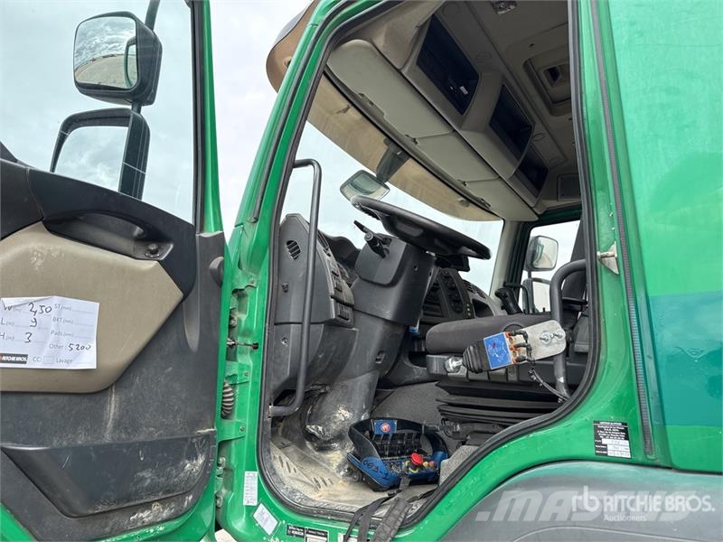 Renault 1560 3475 kg on Renault Kerax 410 DXi 8x4 Camion B Crane trucks