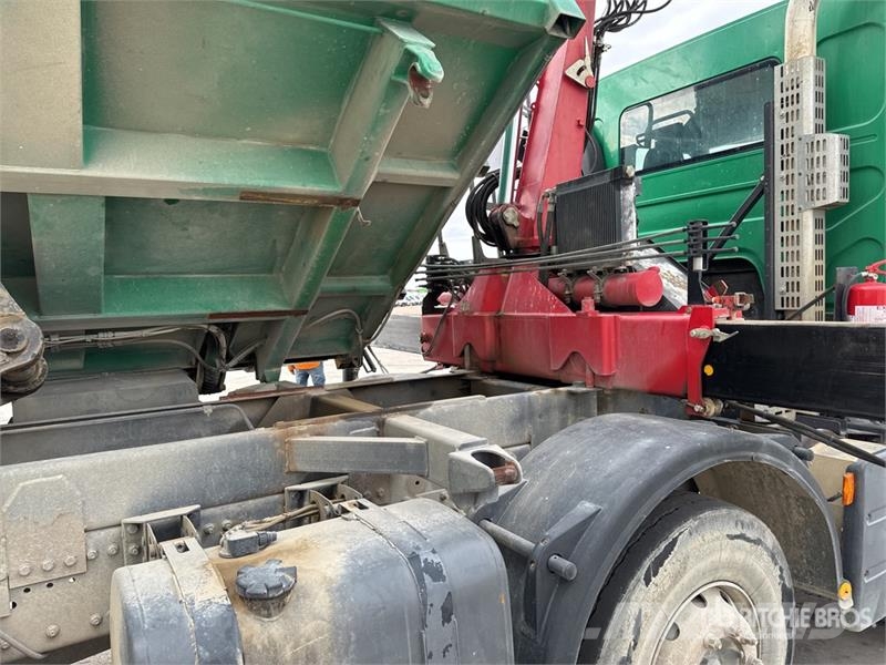 Renault 1560 3475 kg on Renault Kerax 410 DXi 8x4 Camion B Crane trucks
