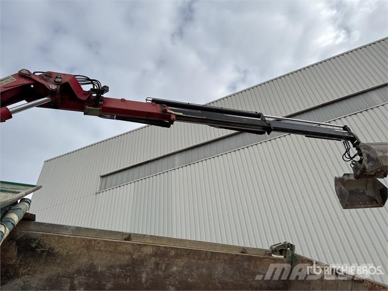 Renault 1560 3475 kg on Renault Kerax 410 DXi 8x4 Camion B Crane trucks