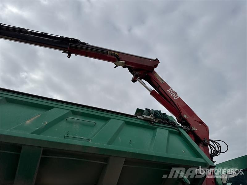Renault 1560 3475 kg on Renault Kerax 410 DXi 8x4 Camion B Crane trucks