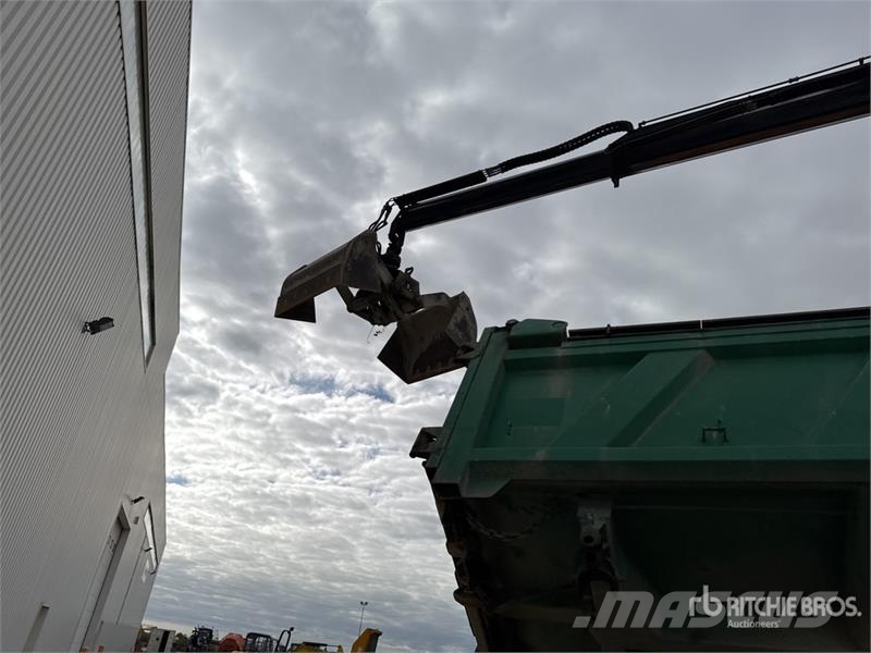 Renault 1560 3475 kg on Renault Kerax 410 DXi 8x4 Camion B Crane trucks
