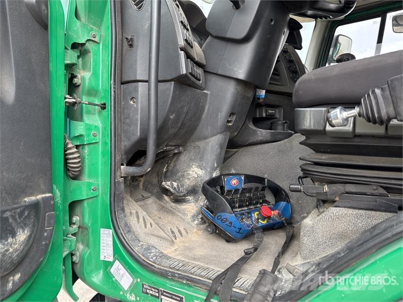 Renault 1560 3475 kg on Renault Kerax 410 DXi 8x4 Camion B Crane trucks