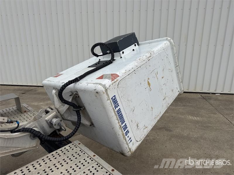 Renault 160ALU 16 m on Renault 110 DXi Camion Nacelle Buck Truck mounted platforms