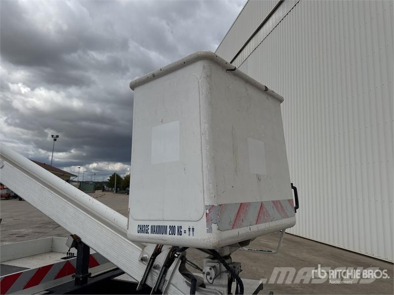 Renault 160Alu 16 m on Renault Maxity DTI130 Camion Nacell Εναέριες πλατφόρμες τοποθετημένες σε φορτηγό