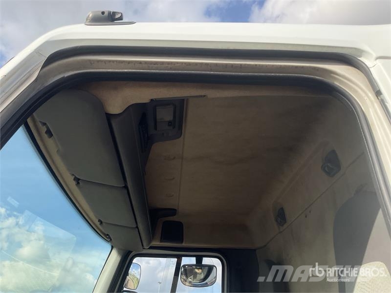 Renault 4x2 Flatbed Truck Lava-kuorma-autot