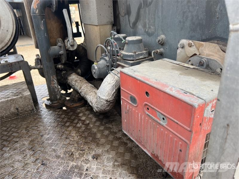 Renault 9000 L on Renault Premium 4x2 Camion Repandeuse A  Autocisterna