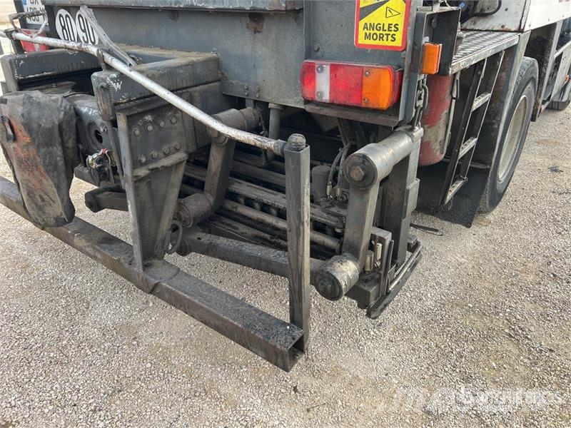 Renault 9000 L on Renault Premium 4x2 Camion Repandeuse A  Autocisterna