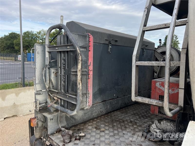 Renault 9000 L on Renault Premium 4x2 Camion Repandeuse A  Autocisterna