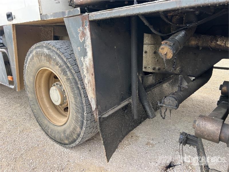 Renault 9000 L on Renault Premium 4x2 Camion Repandeuse A  Autocisterna